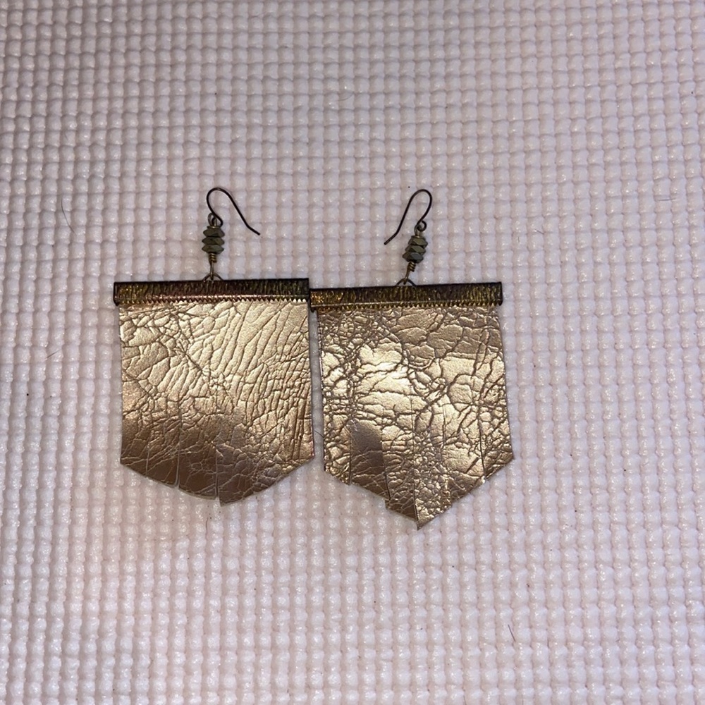 Long leather dangling earrings. Light brown color.